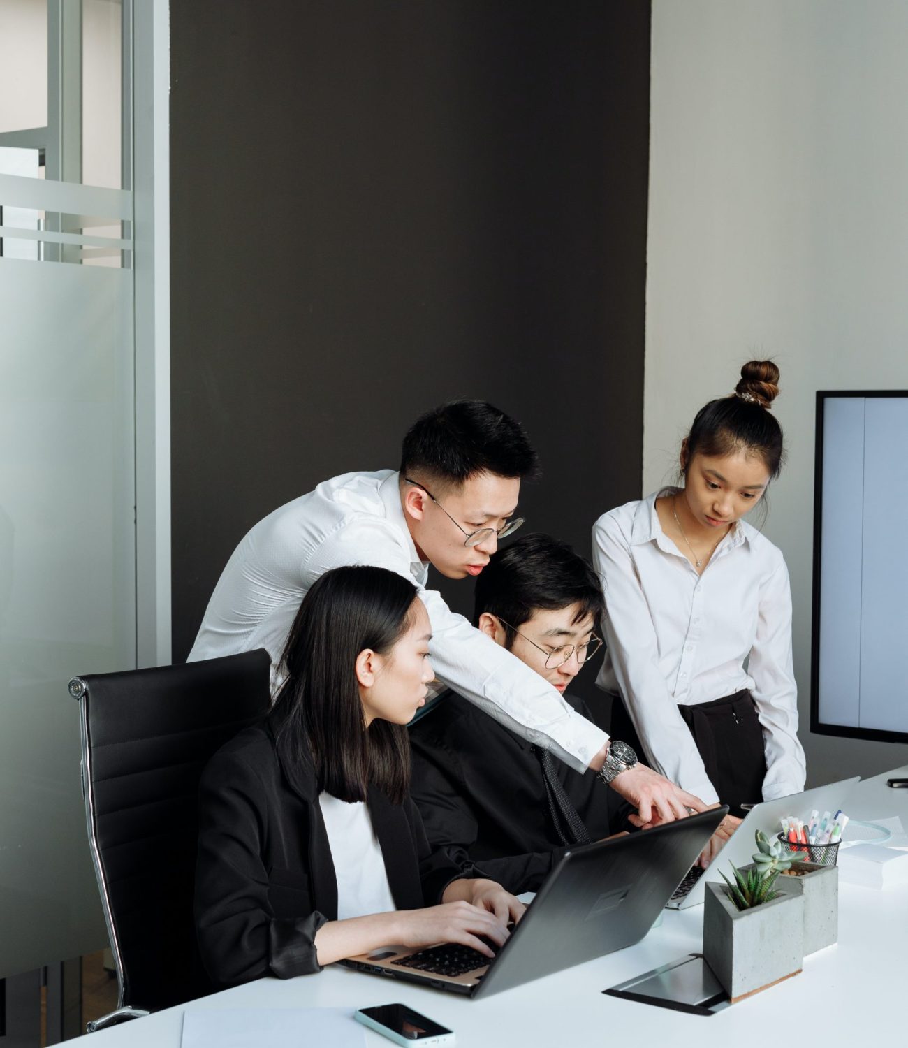 free-photo-business-people-meeting-office-working