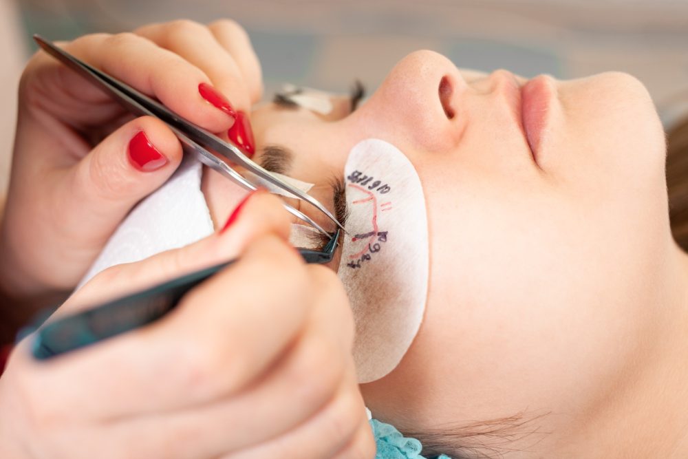 master-glues-bundles-eyelashes-using-black-superglue